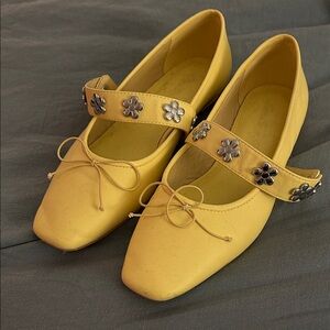 Lisa Says Gah Yellow Flats with Floral Accents
